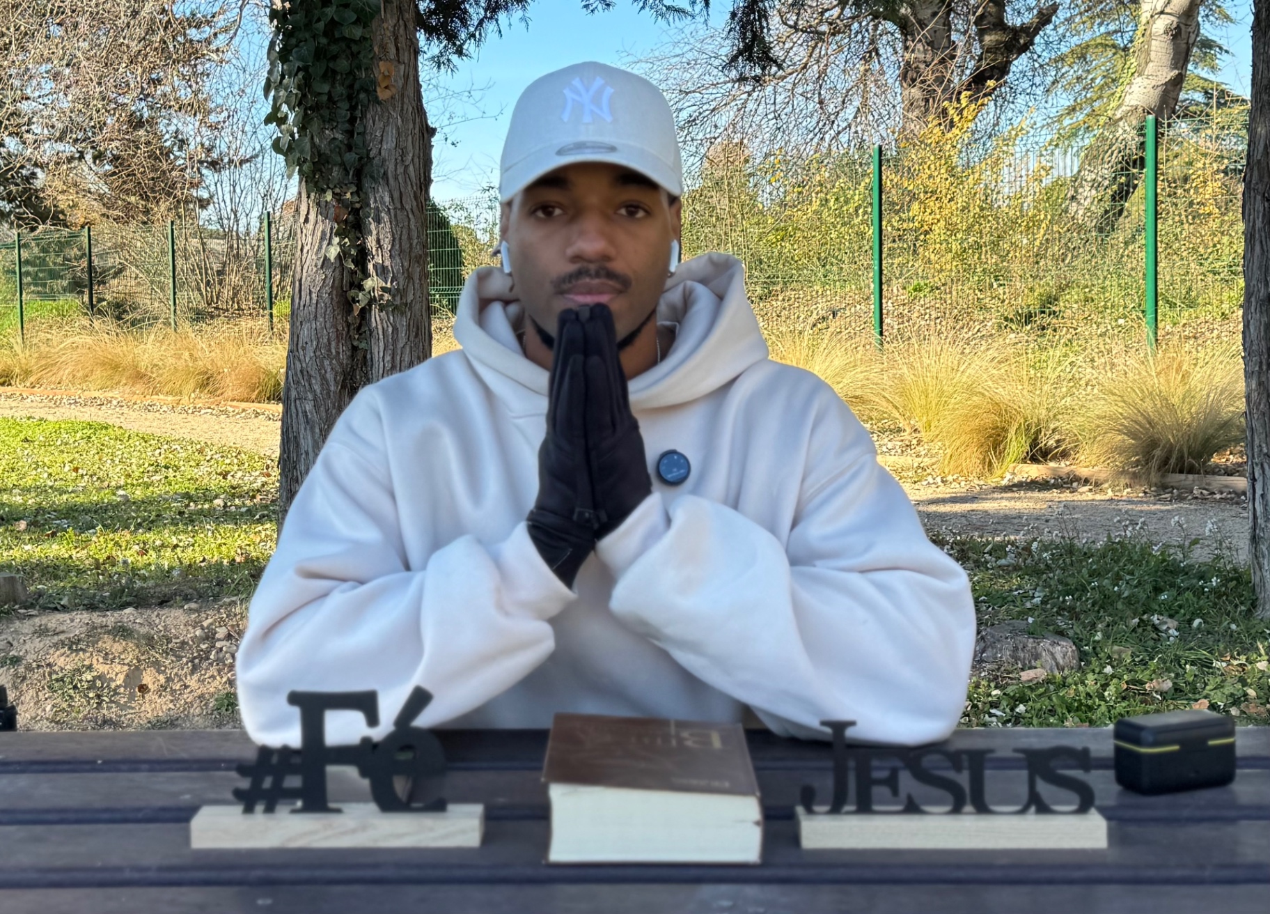 Sócrates Pedro em oração com #Fé e Jesus — servir com propósito